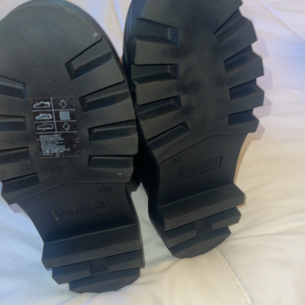 NWOBOX- DIVIDED Women’s black combat boots. 6 - Picture 4 of 5
